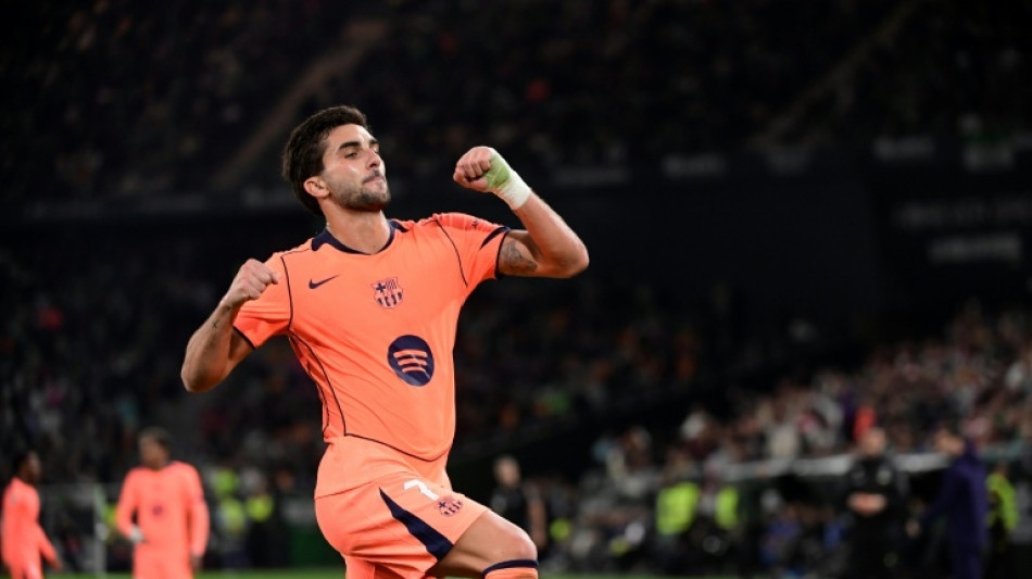 Barcelona vence Betis com hat-trick de Ferran Torres e segue l&iacute;der do Espanhol