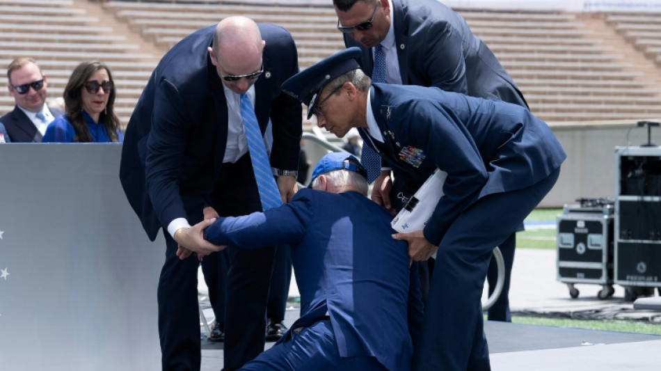 Biden sufre una ca&iacute;da durante una ceremonia militar