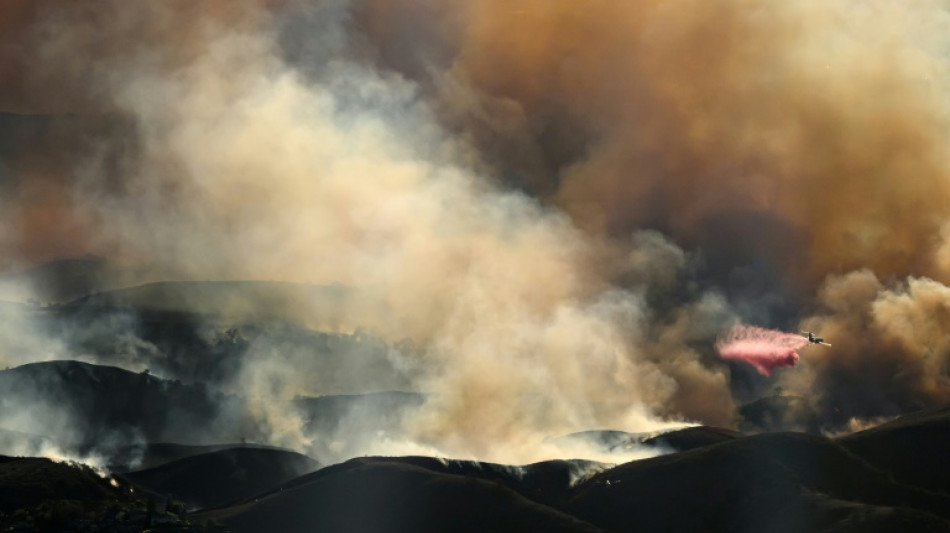 Dans le ciel de Los Angeles, avions-citernes et h&eacute;licopt&egrave;res luttent contre les flammes