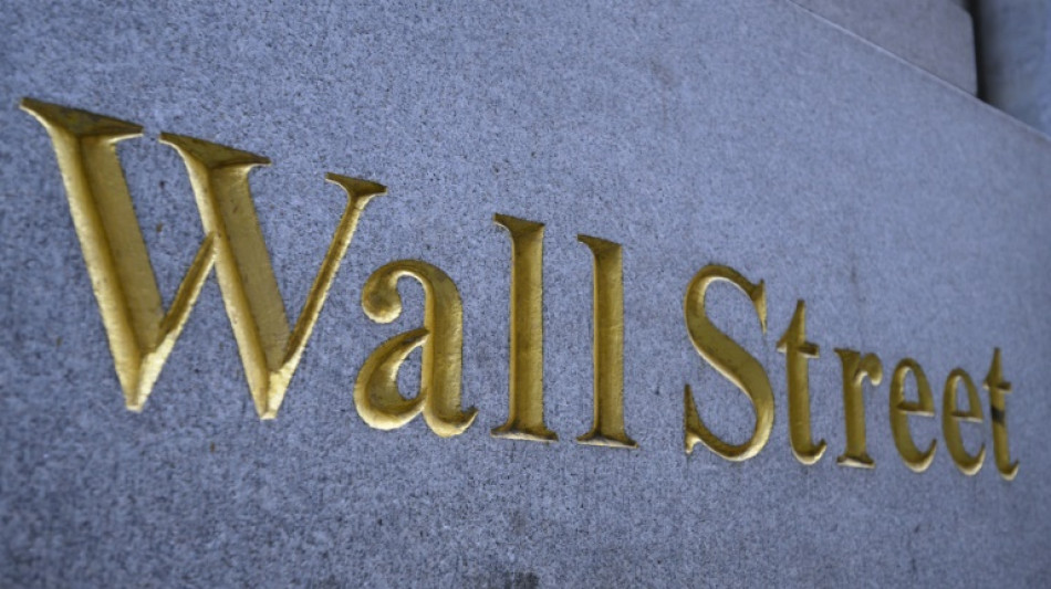 Wall Street termine en baisse, &eacute;chaud&eacute;e par l'inflation