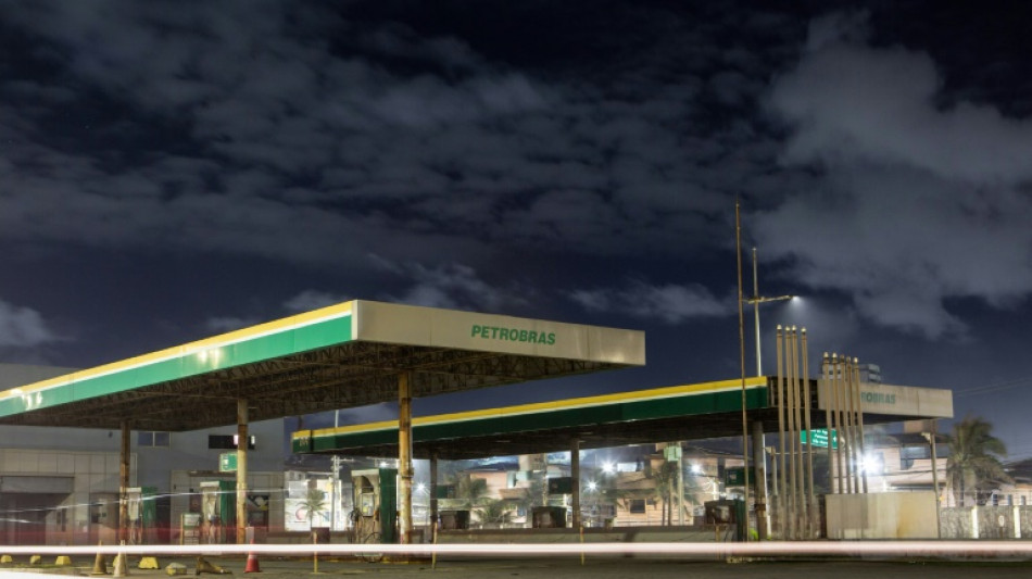 Petrobras cai 6% ap&oacute;s proposta de mudan&ccedil;as em estatuto social
