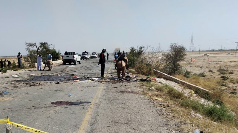 Nueve polic&iacute;as mueren en atentado reivindicado por grupo Estado Isl&aacute;mico en Pakist&aacute;n