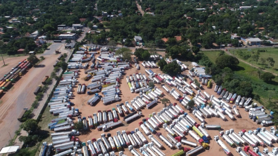 Centenas de caminhoneiros estão parados no Paraguai por falta de pagamento de combustíveis pela Bolívia