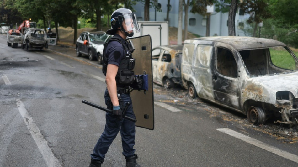 Como&ccedil;&atilde;o na Fran&ccedil;a ap&oacute;s ataque &agrave; casa de prefeito na 5&ordf; noite de dist&uacute;rbios