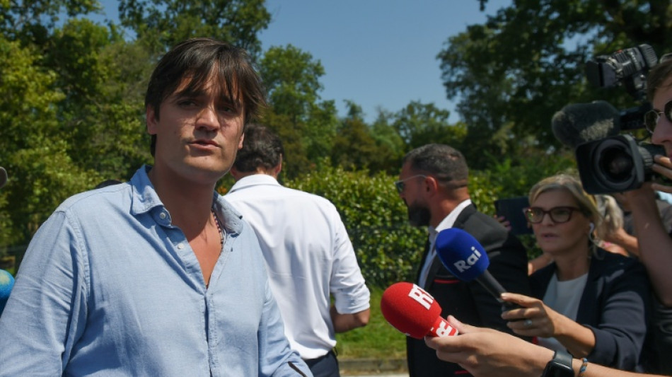 Poursuivi par sa soeur pour atteinte &agrave; la vie priv&eacute;e, Alain-Fabien Delon affirme avoir voulu "prot&eacute;ger son p&egrave;re"