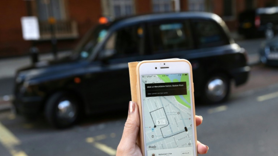 Tradicionais 'cabbies', os t&aacute;xis pretos de Londres, entram no Uber