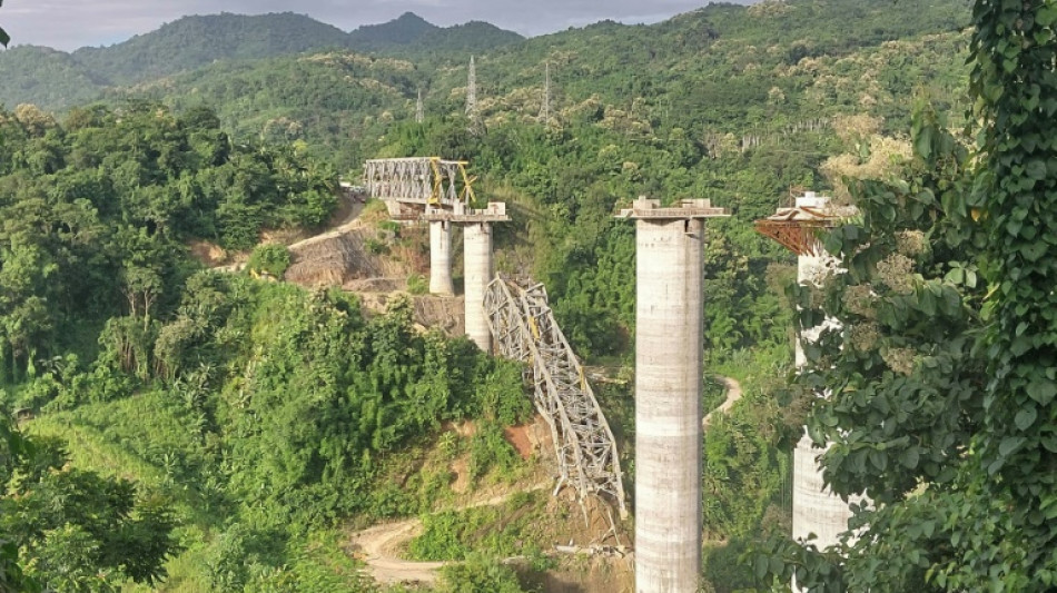 Ponte ferrovi&aacute;ria em constru&ccedil;&atilde;o desaba e mata 22 na &Iacute;ndia