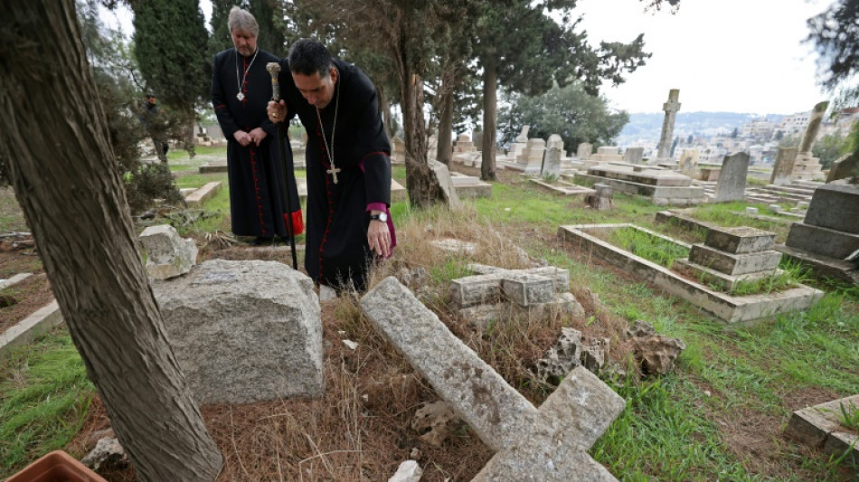 Profanan decenas de tumbas cristianas en Jerusal&eacute;n