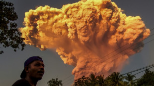 Alerta máximo na Indonésia por vulcão em erupção