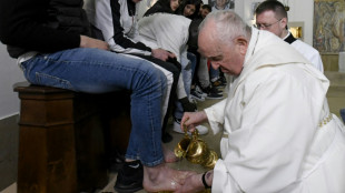 El papa lava los pies a doce j&oacute;venes detenidos en ritual de Jueves Santo