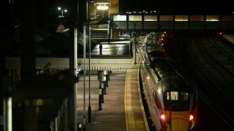 Vários feridos e dois detidos por ataque com arma branca em trem na Inglaterra