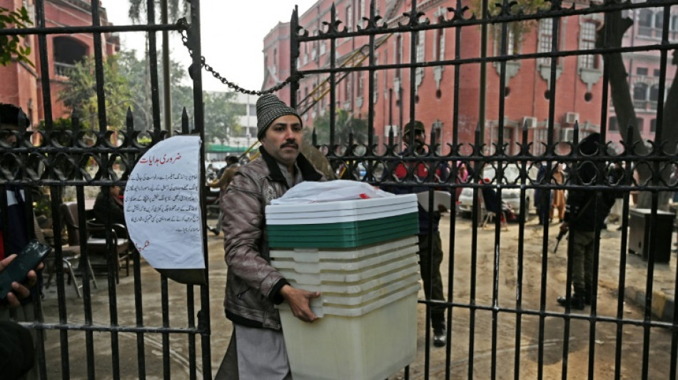 Le Pakistan vote pour des &eacute;lections contest&eacute;es et sans internet mobile
