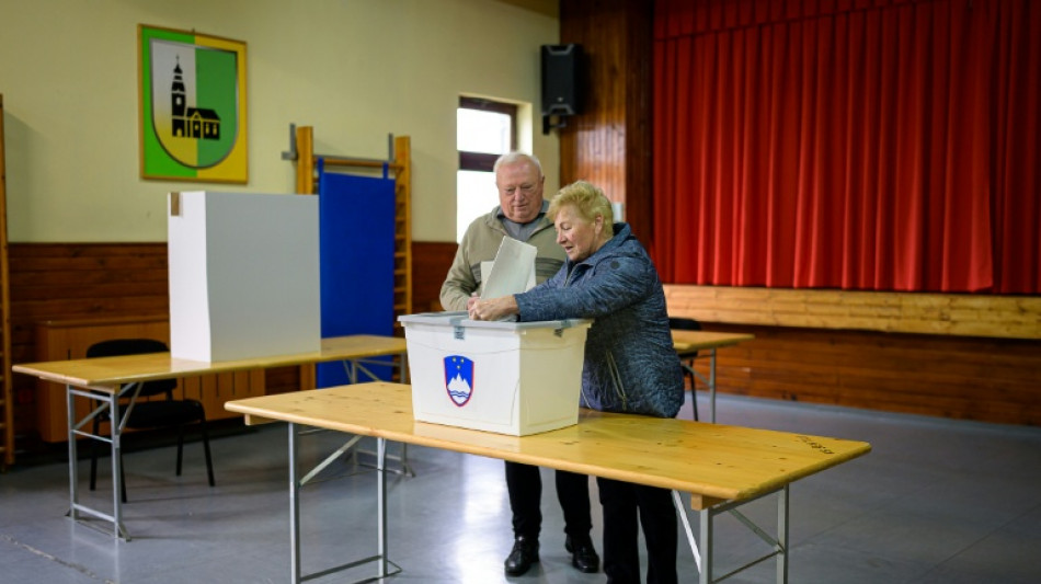 Los eslovenos deciden entre un liberal europe&iacute;sta y un admirador de Trump