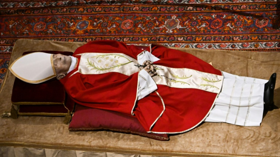 Le pape Fran&ccedil;ois pr&eacute;side les obs&egrave;ques de son pr&eacute;d&eacute;cesseur Beno&icirc;t XVI