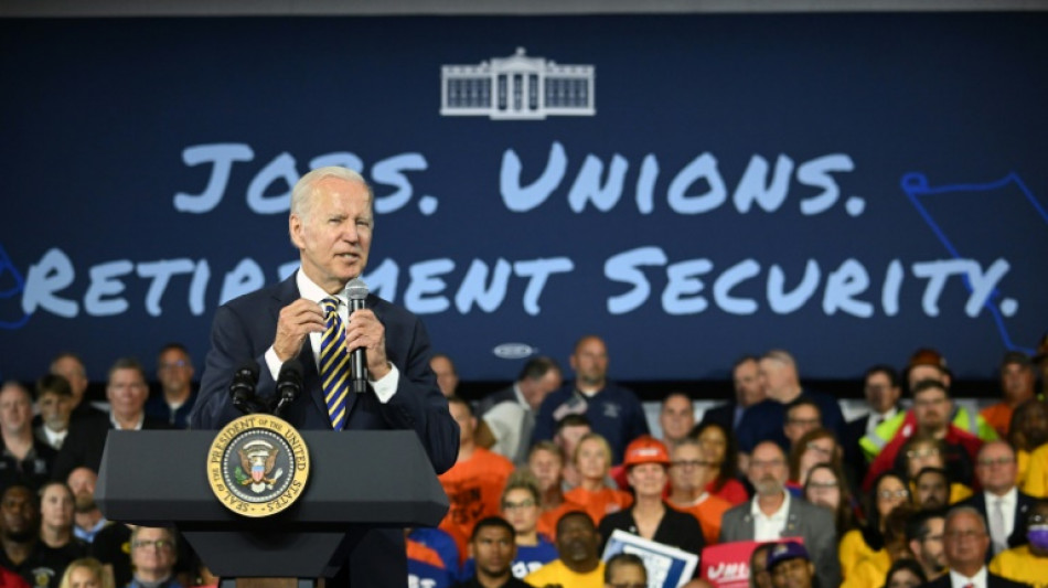 Biden s'offre un peu de r&eacute;pit dans l'Ohio, entour&eacute; de la classe ouvri&egrave;re qu'il affectionne