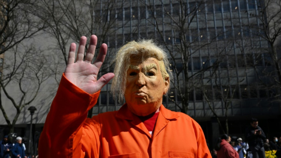 Trump-Anh&auml;nger und Gegner demonstrieren vor New Yorker Gerichtsgeb&auml;ude