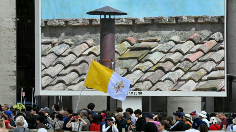 Au Vatican, la foule attend la fum&eacute;e blanche au deuxi&egrave;me jour du conclave