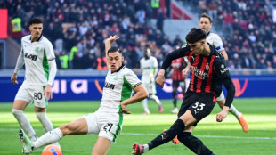 Milan segue l&iacute;der com derrota do Napoli e aguarda resultado da Inter