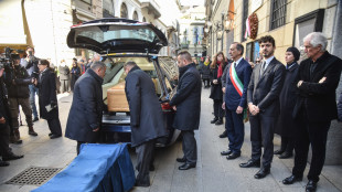 Feretro di Vanoni al Piccolo Teatro, applauso dei milanesi
