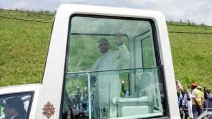El papa denuncia en Camer&uacute;n el "pu&ntilde;ado de tiranos" que "devastan" el mundo