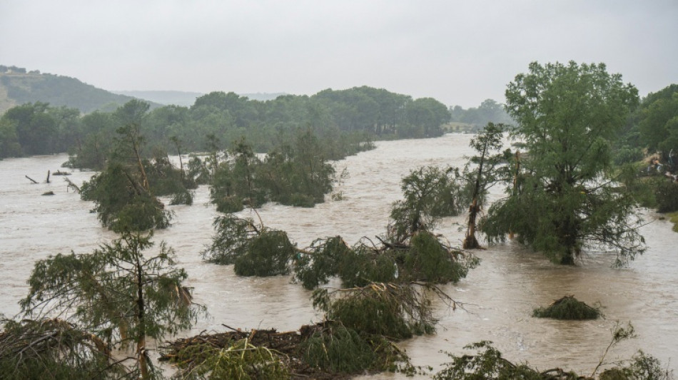 Inundaciones en Texas dejan al menos 13 muertos y 23 niñas sin localizar