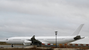 Avi&atilde;o com passageiros da &Iacute;ndia retido na Fran&ccedil;a pousa em Mumbai