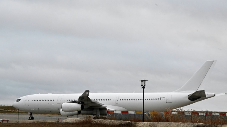 Avi&atilde;o com passageiros indianos bloqueados na Fran&ccedil;a tem decolagem autorizada