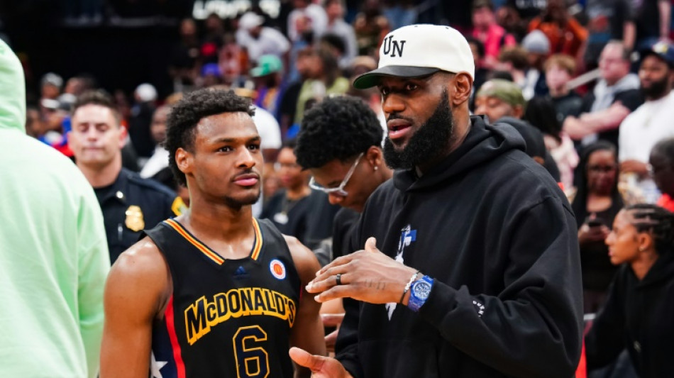 Filho de LeBron James &eacute; draftado pelos Lakers e poder&aacute; jogar com o pai na NBA