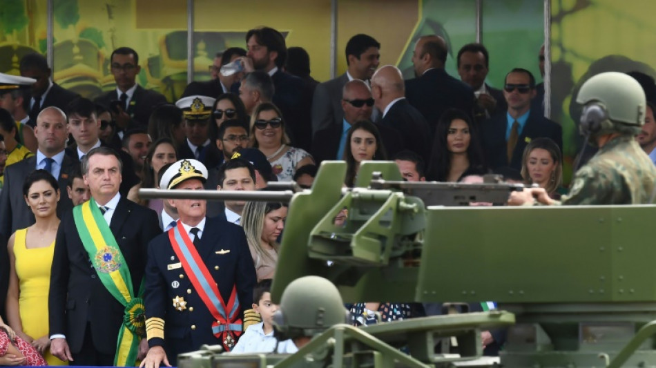 Desfile militar con Bolsonaro abre fiesta nacional en Brasil bajo tensi&oacute;n