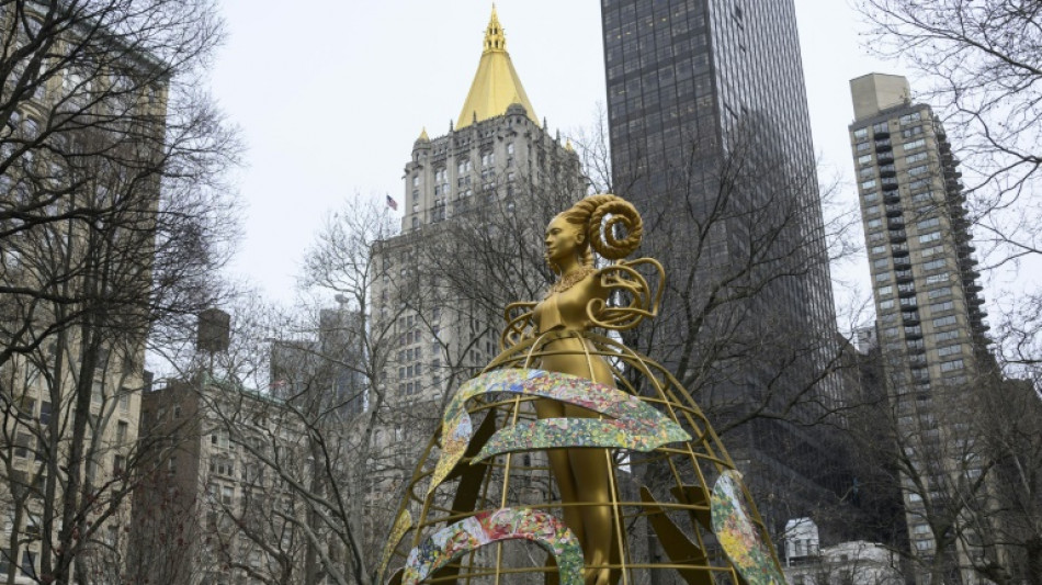 Primera mujer junto a estatuas de Confucio, Mois&eacute;s o Justiniano en corte de Nueva York