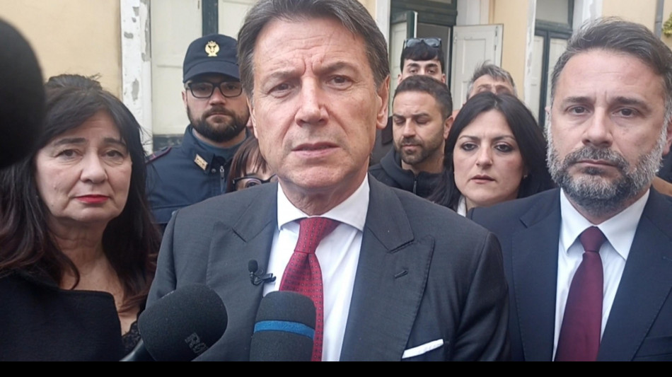 Deputati Fdi con le mascherine in Aula contro Conte, scintille alla Camera (4)