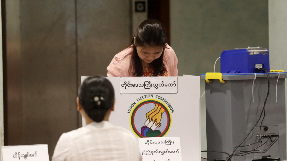 Aperte le urne per le elezioni in Myanmar, vota il capo della giunta militare
