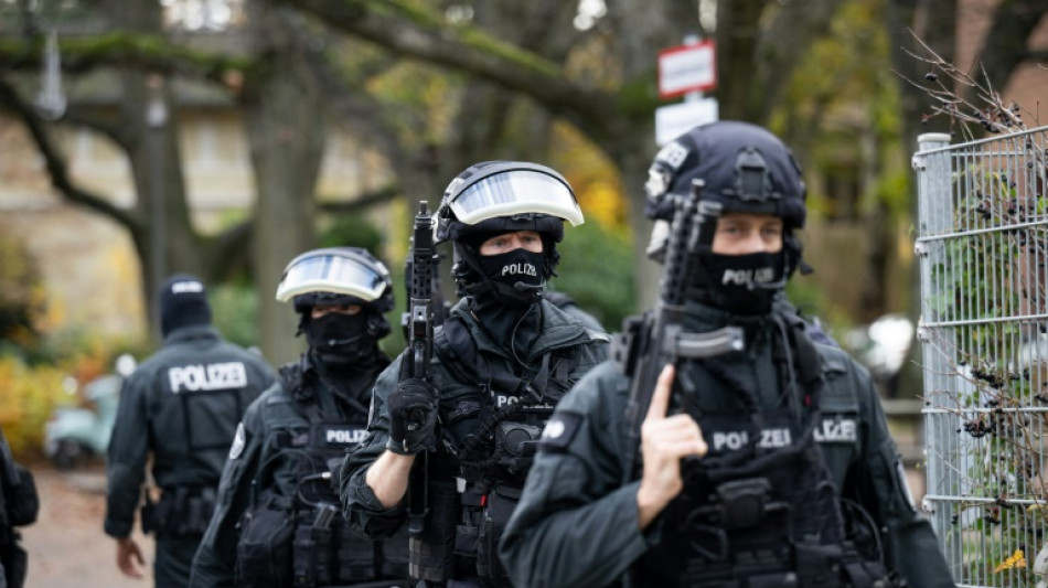 Mann fährt in brennendem Auto zu Tankstelle: Großeinsatz der Polizei in Hannover