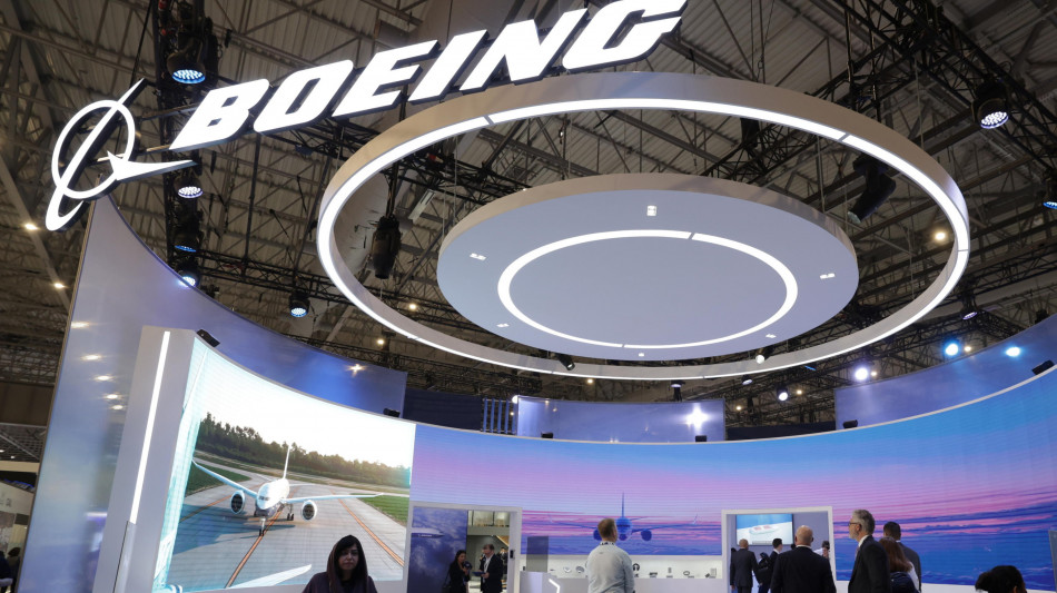 Boeing, trimestre in rosso meglio delle attese, aumenta produzione del 737 Max