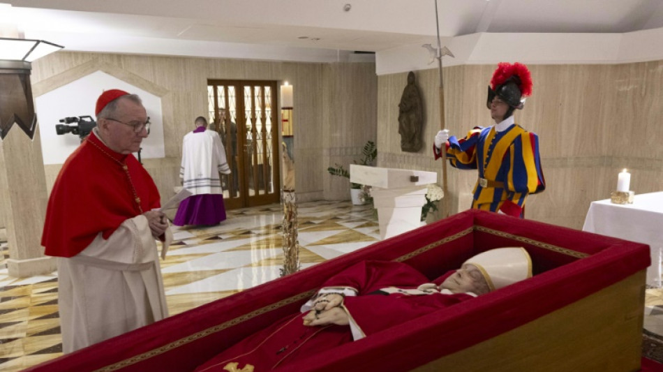 La d&eacute;pouille du pape expos&eacute;e &agrave; Saint-Pierre pour l'hommage des fid&egrave;les
