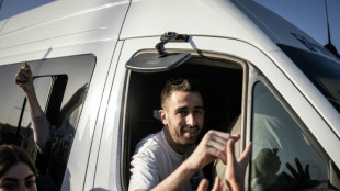 Des milliers d'Isra&eacute;liens f&ecirc;tent l'arriv&eacute;e d'un ex-otage de Gaza dans une colonie de Cisjordanie