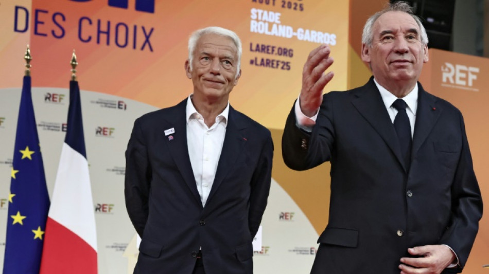 Extrema direita e esquerda radical rejeitam acordo para salvar primeiro-ministro da França