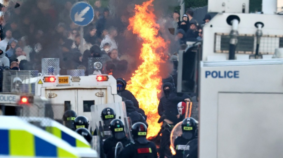 Pol&iacute;cia usa jatos d'&aacute;gua em segunda noite de protestos anti-imigra&ccedil;&atilde;o na Irlanda do Norte