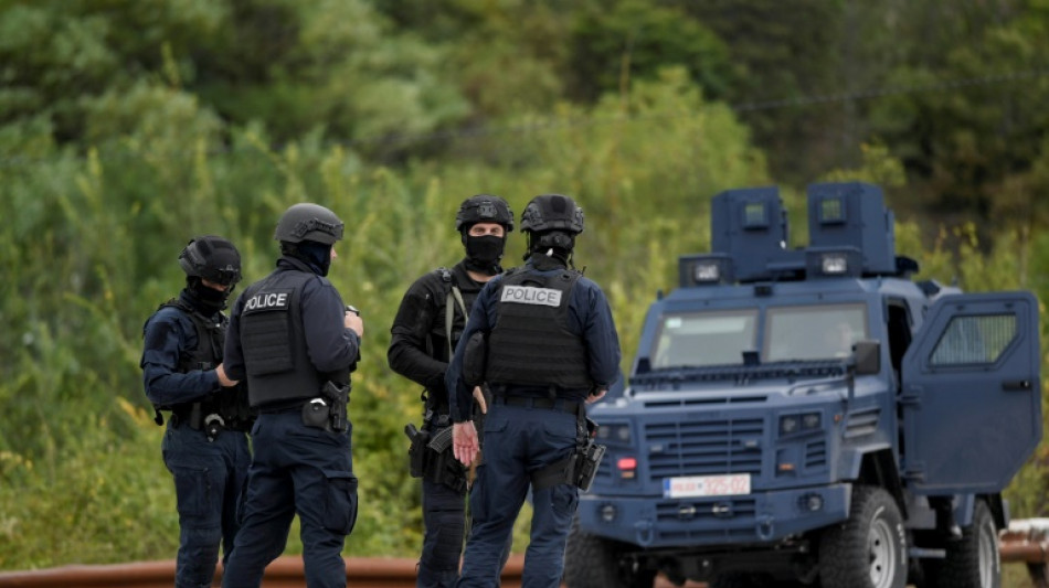 Kosovo: la recherche des suspects se poursuit, un arsenal d&eacute;couvert