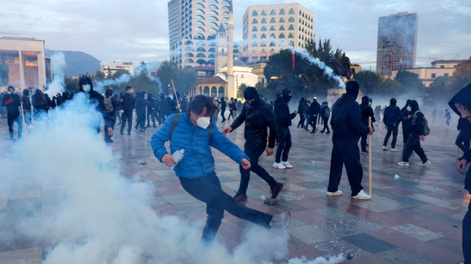 Confrontos entre manifestantes e pol&iacute;cia na Alb&acirc;nia durante novo protesto contra corrup&ccedil;&atilde;o