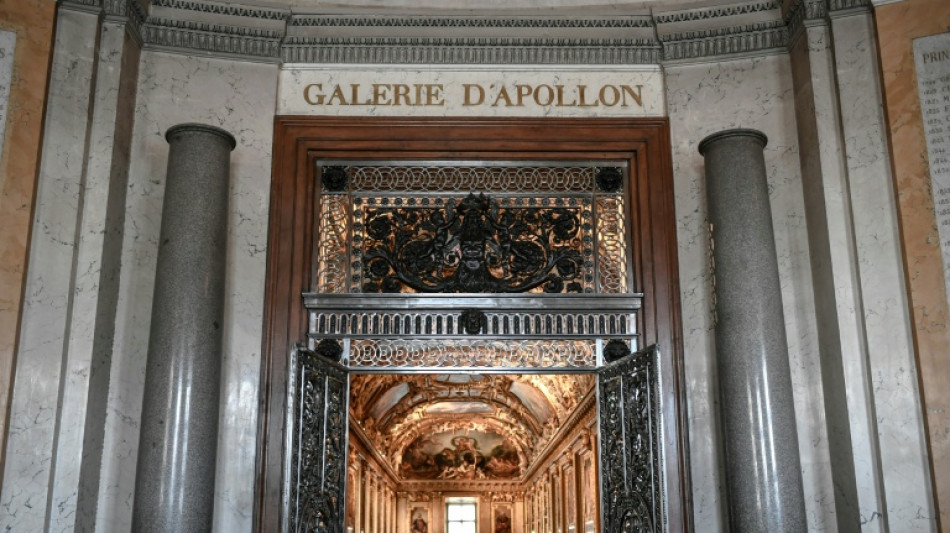 Un comando encapuchado roba valiosas joyas del museo del Louvre a plena luz del día