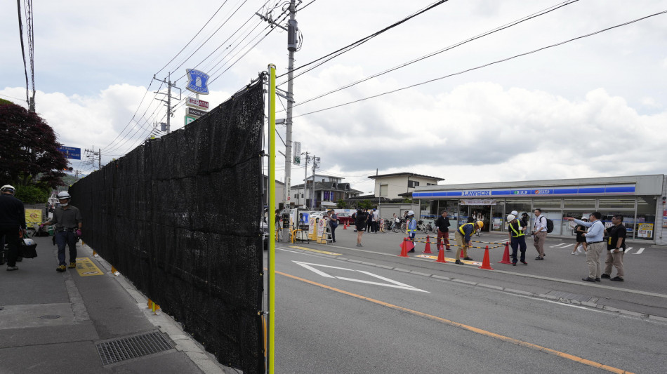 Giappone: troppi turisti, citt&agrave; copre panorama Monte Fuji
