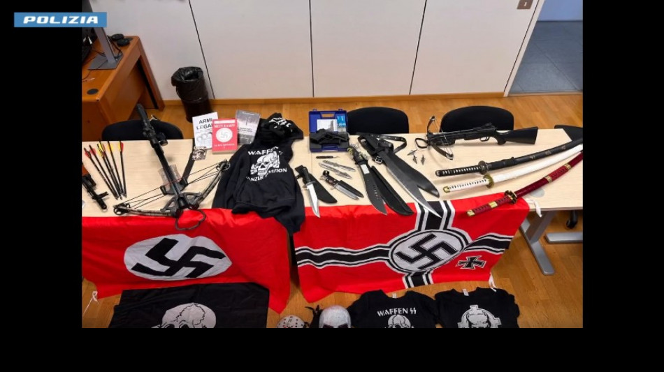 Inneggiava al suprematismo e aveva armi bianche in casa, arrestato 17enne