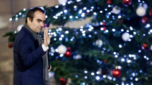 Parlamento franc&ecirc;s aprova lei de emerg&ecirc;ncia enquanto continuam negocia&ccedil;&otilde;es sobre or&ccedil;amento