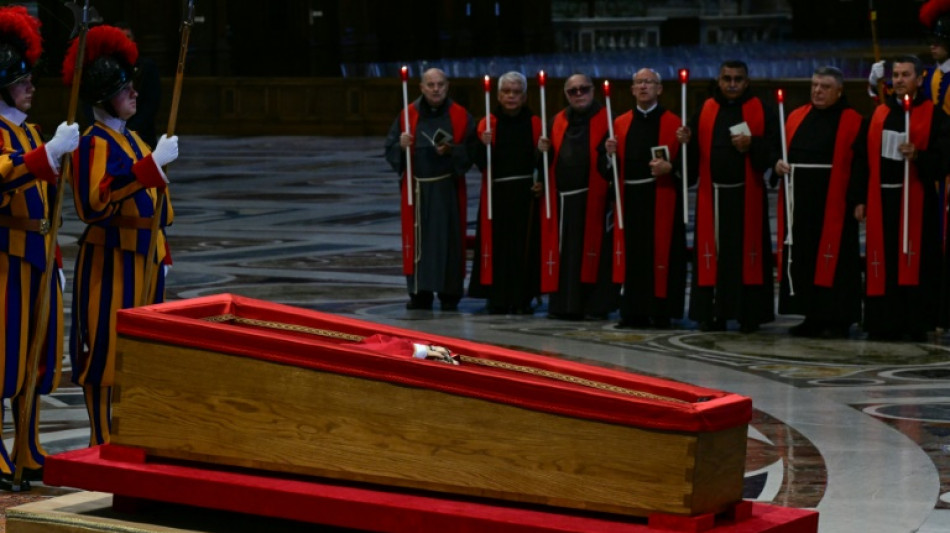 La d&eacute;pouille du pape est arriv&eacute;e &agrave; Saint-Pierre pour l'hommage des fid&egrave;les
