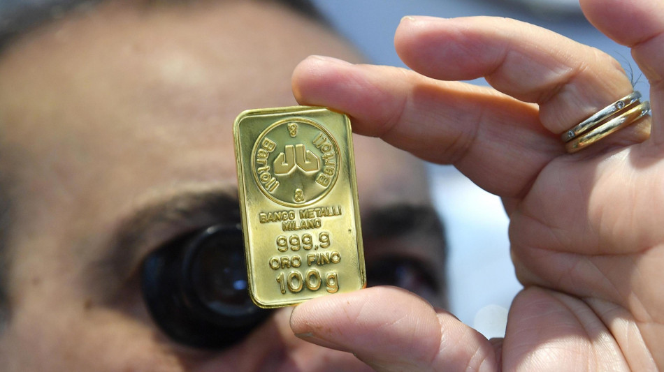 Oro ritraccia (-1%) dopo aver toccato il suo massimo storico