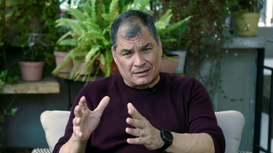 Correa dice que "destrozaron" a Ecuador y promete lucha "frontal" contra Noboa
