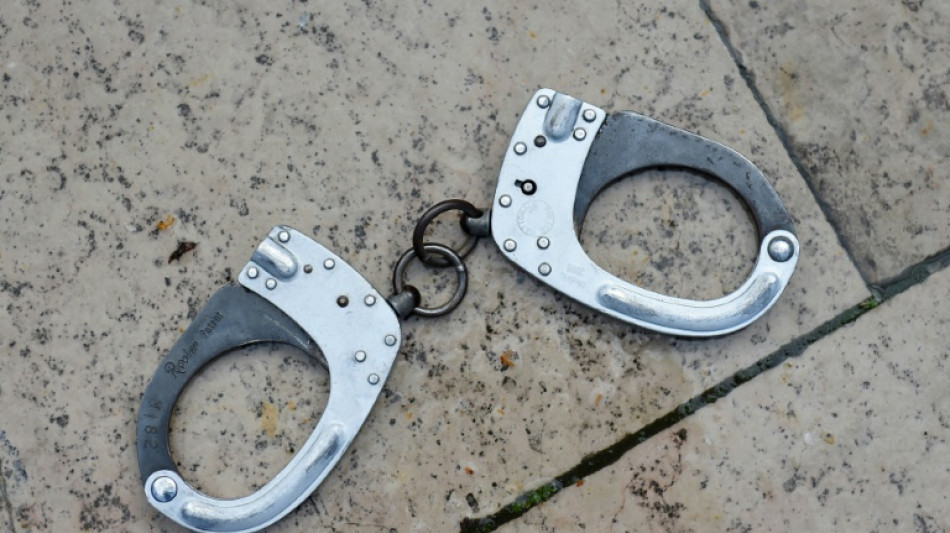 Waffen und Sprengstoff zu Hause aufbewahrt: Vater und Sohn verhaftet