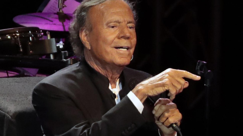 Procura spagnola apre un'inchiesta su aggressioni sessuali attribuite a Julio Iglesias