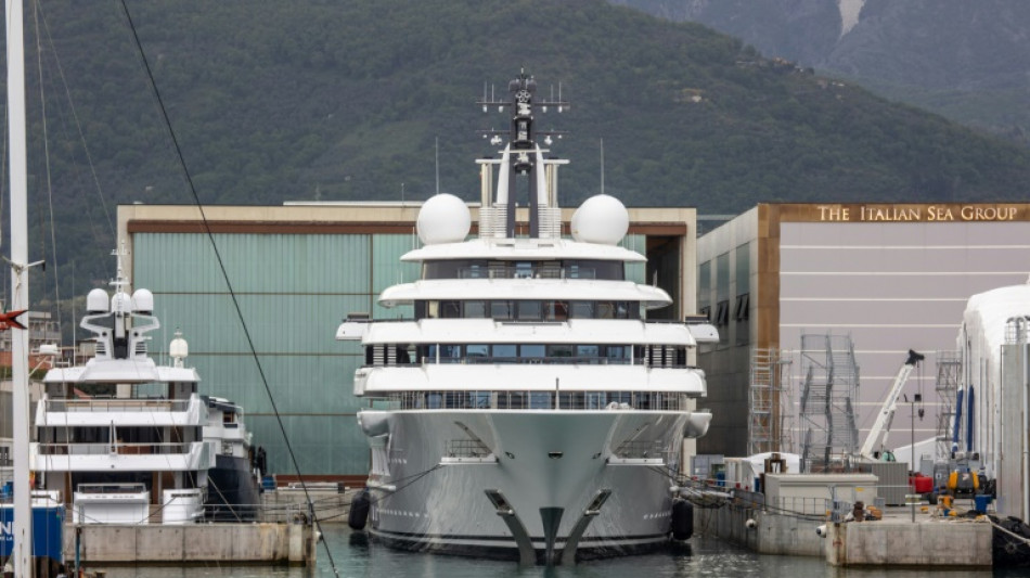 Italie: un myst&eacute;rieux m&eacute;ga-yacht immobilis&eacute; par les autorit&eacute;s